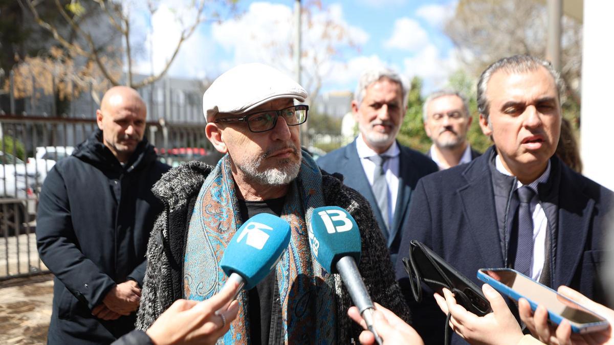 El director de la Escola d'Art, Manel Ortí, junto al conseller de Educación, Antoni Vera.