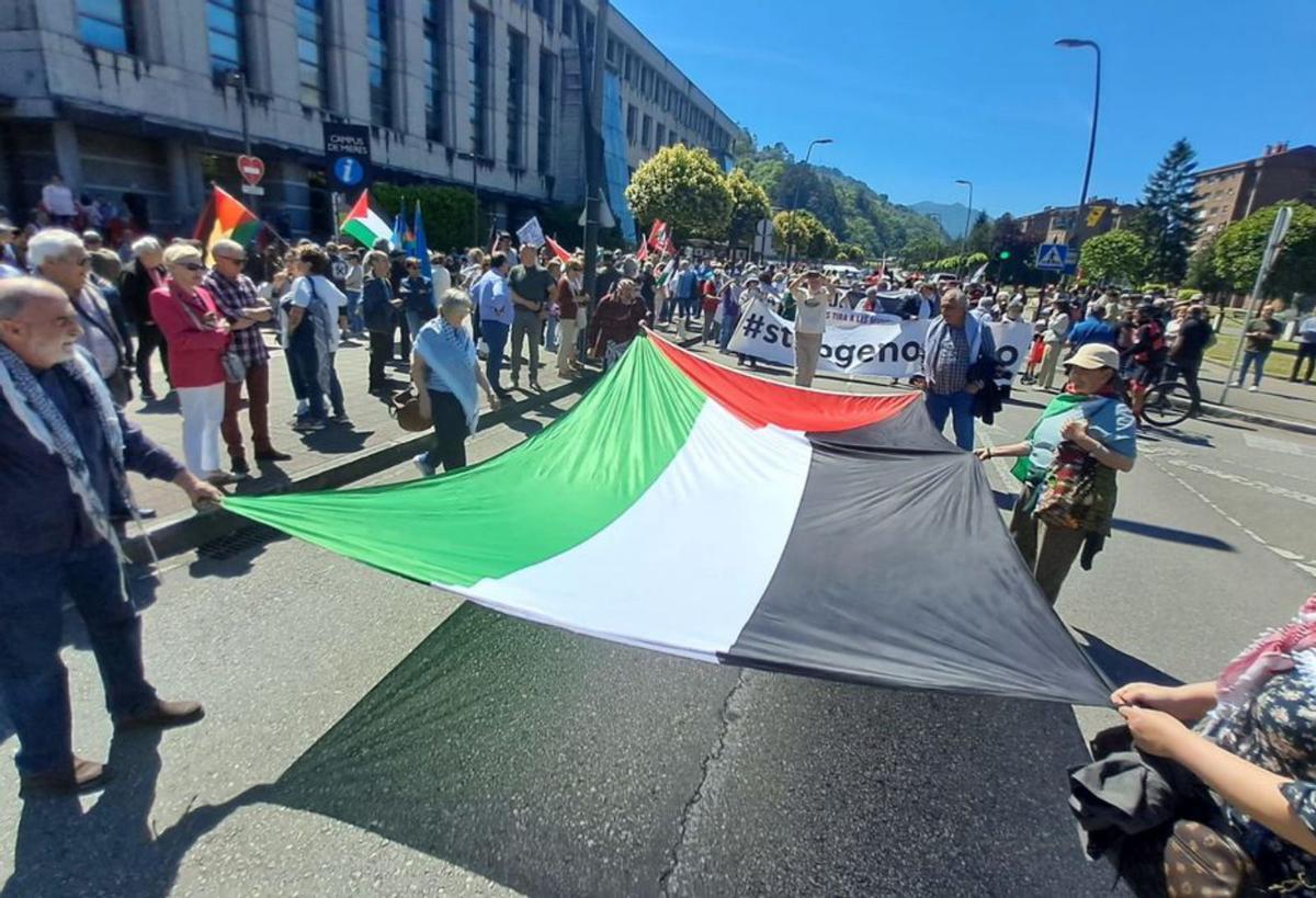 Un grupo de manifestantes extiende una bandera palestina frente al campus de Mieres, al inicio de la protesta. | D. M.