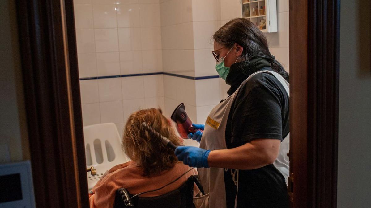 Una trabajadora y una usuaria del Servicio de Ayuda a Domicilio coruñés.