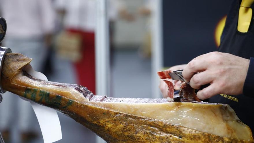 Piden tres años y medio de cárcel a un acusado de robar dos jamones ibéricos en Alicante