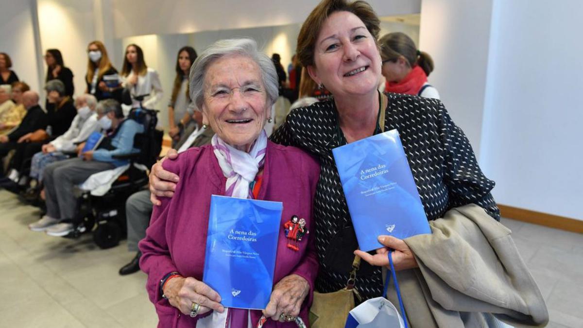 Pilar Vázquez, junto a su sobrina Pilarita, con dos ejemplares de su &#039;biografía&#039;.