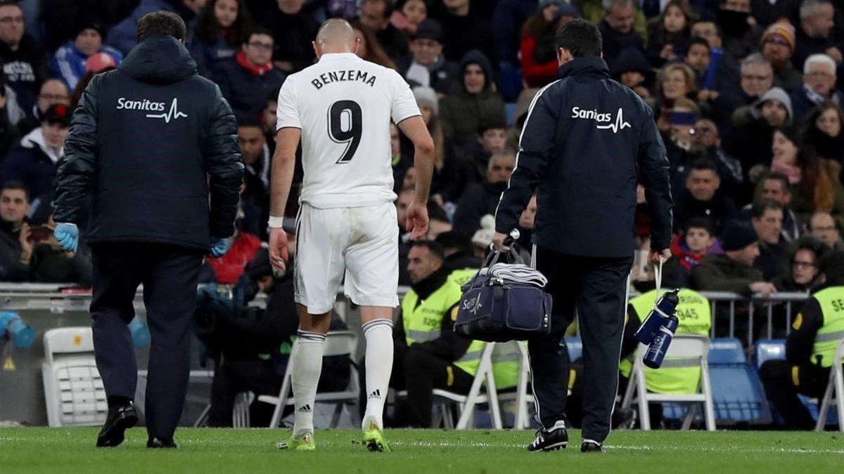 Benzema se retira lesionado en el Bernabéu del duelo conta el Rayo Vallecano.