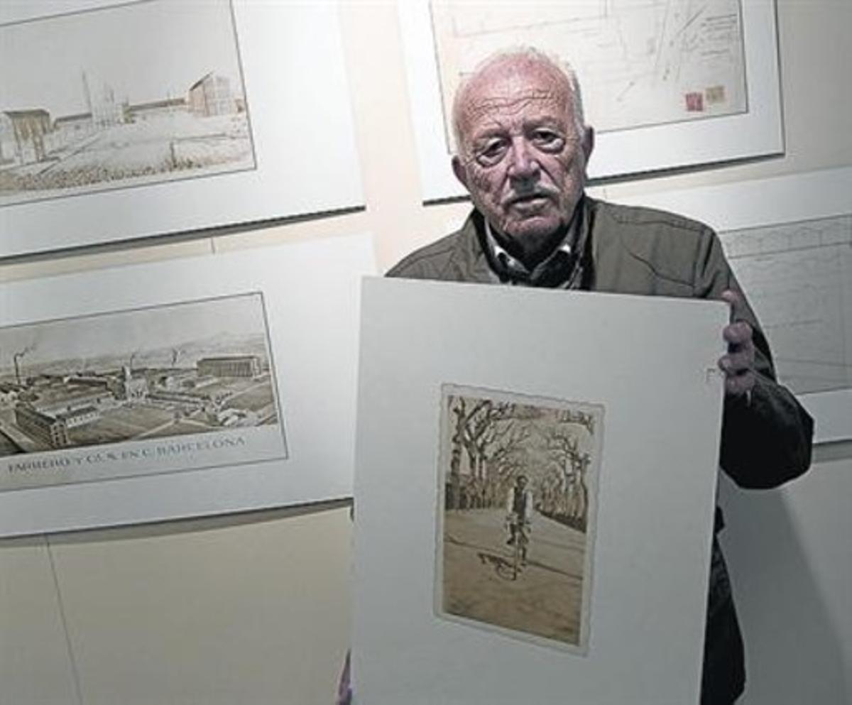 Ramon Anglès mostra una foto de quan va treballar a la fàbrica. Ramon Anglès mostra una foto de quan va treballar a la fàbrica.