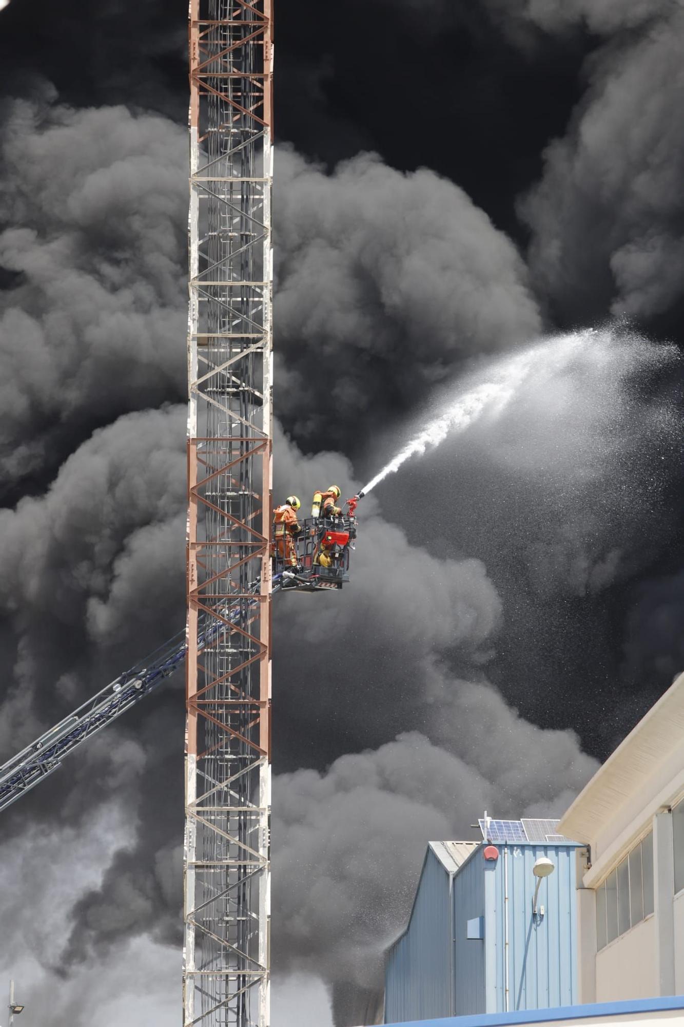 Espectacular incendio en una nave de residuos de Riba-roja