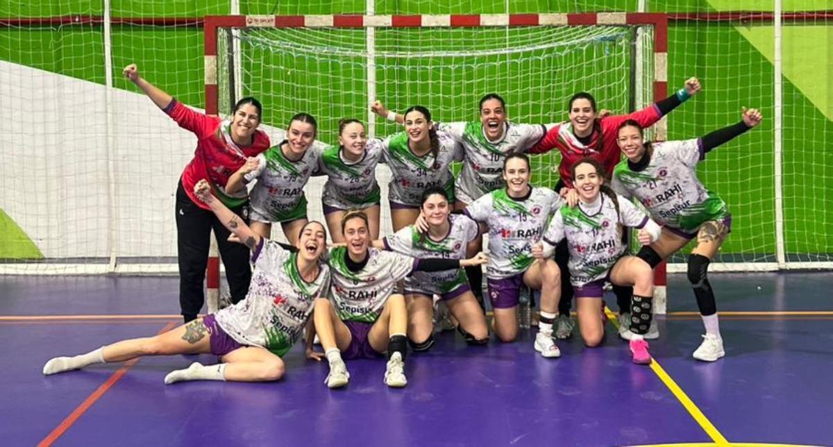 El Rahi Sepisur Adesal celebra la victoria en la cancha del Ikasa Madrid.