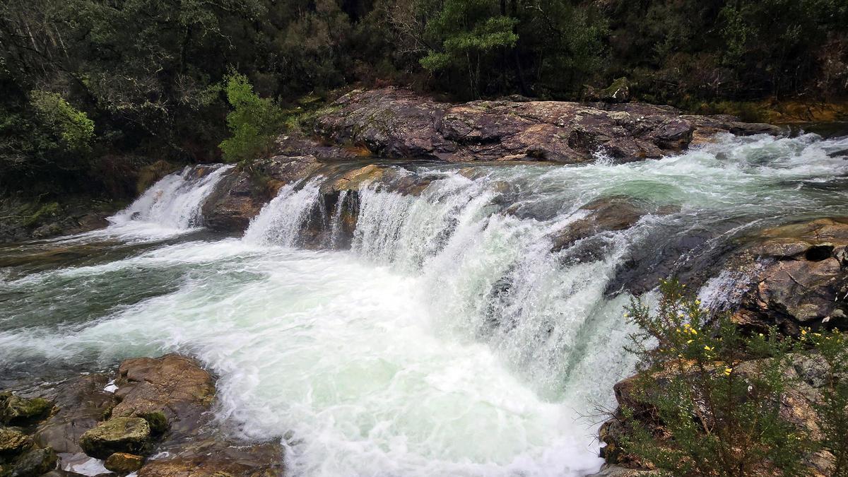 Las lluvias convierten en una belleza el río Tamuxe en Oia