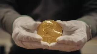 El Nobel de Física 2026 premia a Francis Halzen por capturar neutrinos cósmicos desde el polo sur de nuestro planeta