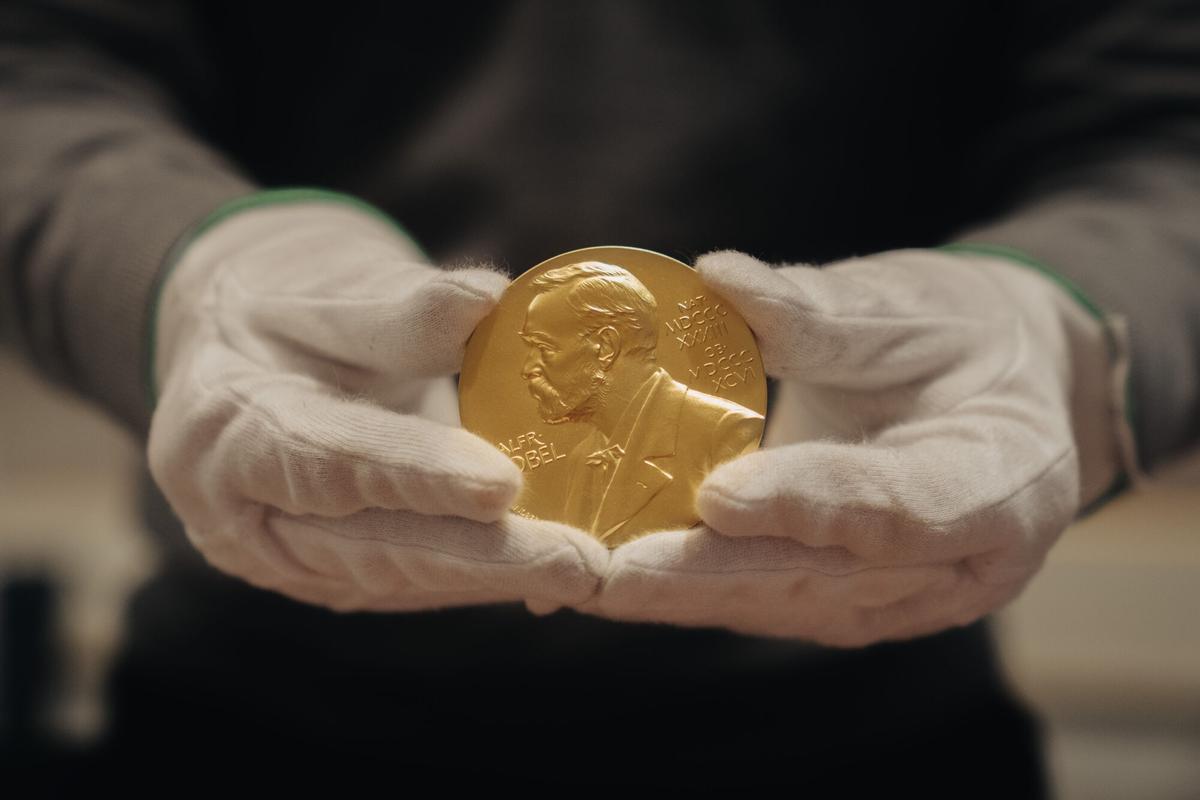 MADRID, 05/10/2026.- Imagen de la medalla que se entrega a los ganadores del Premio Nobel. Las inesperadas victorias el año pasado del húngaro László Krasznahorkai y en 2023 de la surcoreana Han Kang, las quinielas para el Premio Nobel de Literatura 2026 están más abiertas que nunca. La Academia Sueca anunciará el nombre este jueves en un acto que suscita un gran interés entre los lectores. Las quinielas que preceden al anuncio siguen apuntando a autores que llevan años sonando como posibles ganadores: desde la china Can Xue al japonés Haruki Murakami, el estadounidense Thomas Pynchon o el australiano Gerald Murnane, a los que se unen nombres como los de la mexicana Cristina Rivera Garza, el español Enrique Vila Matas o la portuguesa Lidia Jorge. EFE/ Clément Morin/Nobel Prize Outreach SOLO USO EDITORIAL/SOLO DISPONIBLE PARA ILUSTRAR LA NOTICIA QUE ACOMPAÑA (CRÉDITO OBLIGATORIO). SOLO USO EDITORIAL/SOLO DISPONIBLE PARA ILUSTRAR LA NOTICIA QUE ACOMPAÑA (CRÉDITO OBLIGATORIO)