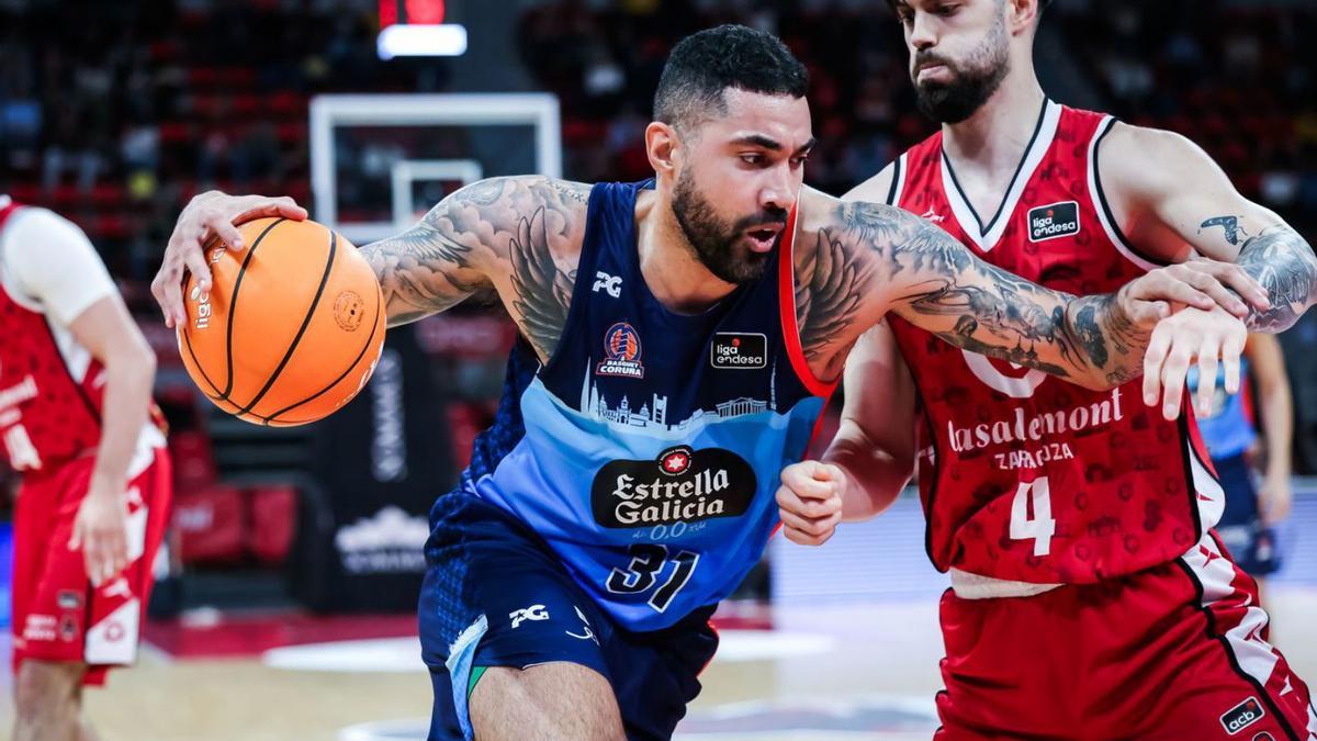 Augusto Lima se abre paso con el balón frente a Santi Yusta. | ACB Photo