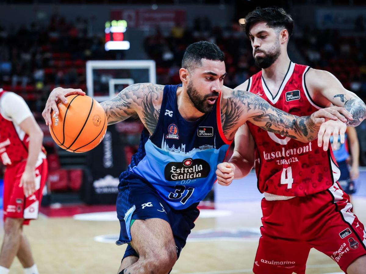 Augusto Lima se abre paso con el balón frente a Santi Yusta. | ACB Photo