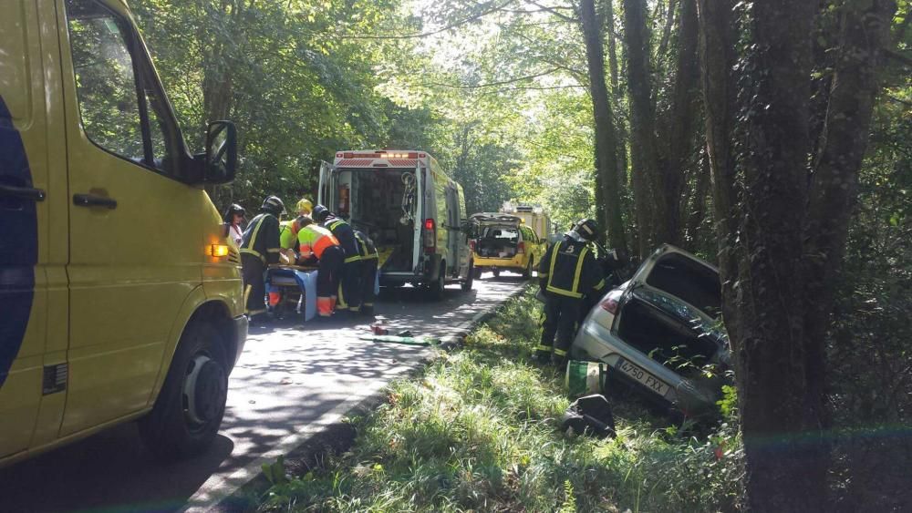 Herida una conductora al chocar con un árbol en Llanes