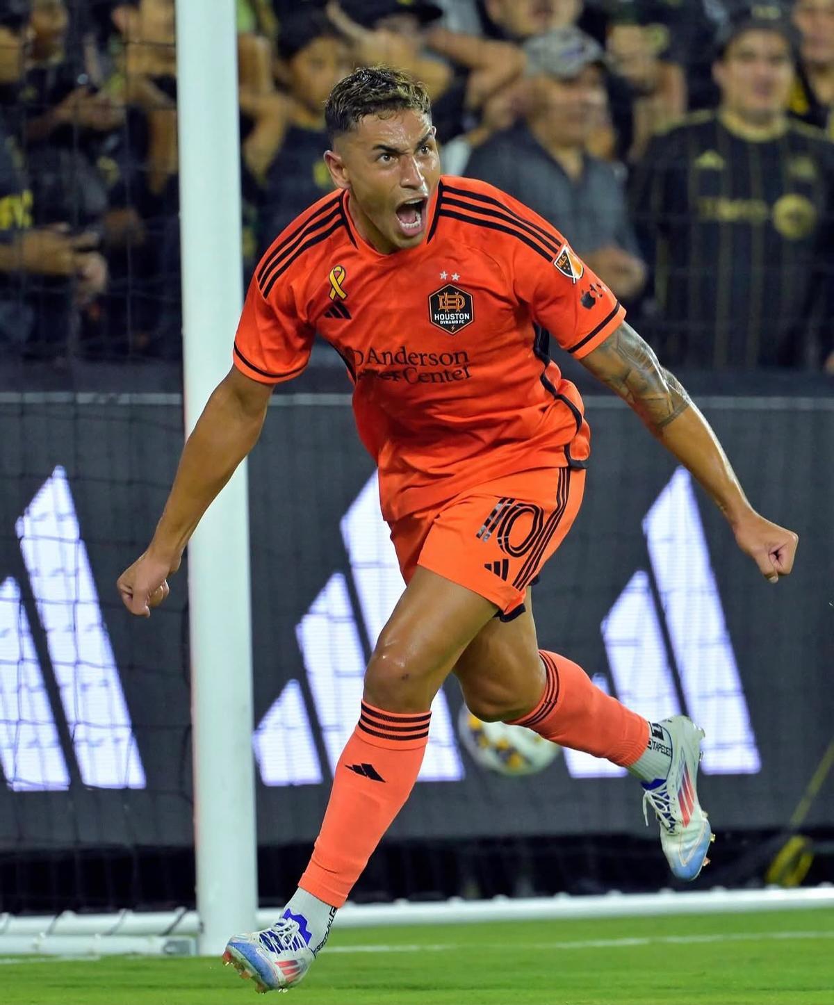 Ezequiel Ponce, con la camiseta de Dynamo Houston, durante un partido.