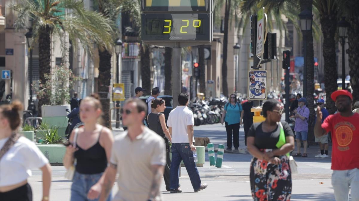 Un termómetro marca 32 grados este jueves 29 de mayo en València