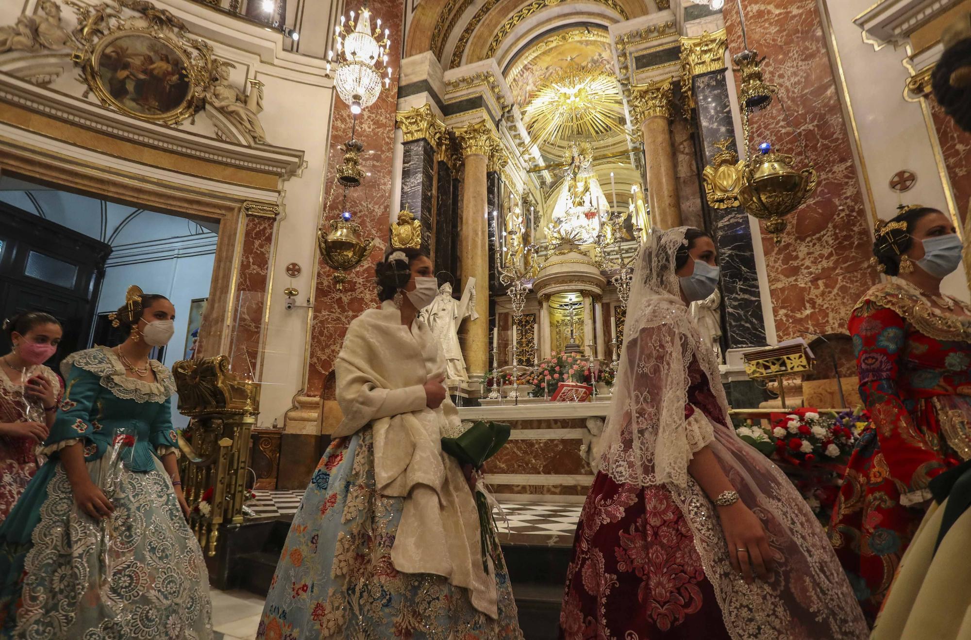 Flores de los falleros a la Virgen en el primer día de la "no ofrenda"