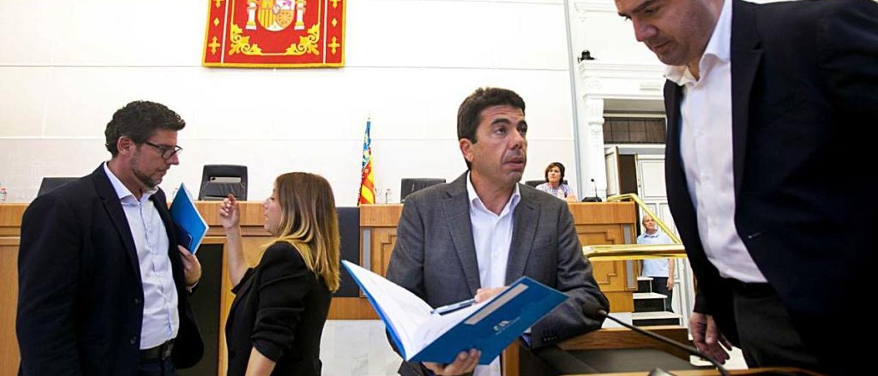 Los diputados de Ciudadanos y PSPV, con el presidente Carlos Mazón.