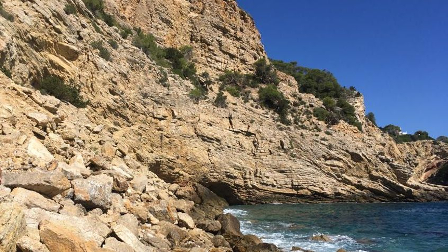 Los bomberos rescatan a dos excursionistas con magulladuras tras perderse en los acantilados de Cala Blanca