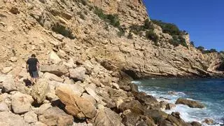 Rescate en Cala Blanca: Bomberos de Ibiza trepan por un acantilado para auxiliar a dos hombres que se habían perdido