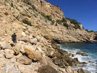 Rescatados dos excursionistas con magulladuras tras perderse en los acantilados de Cala Blanca