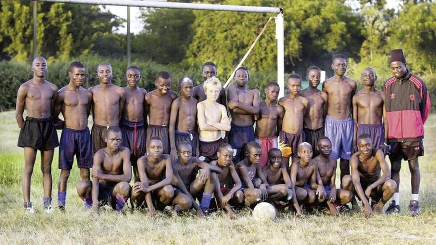 &quot;¿Las edades? No había demasiados pasaportes&quot;, contaba Guidetti en un reportaje con un periódico inglés sobre esta foto con compañeros de juego durante su infancia en Nairobi.