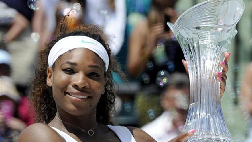 Serena alza su trofeo en Miami.