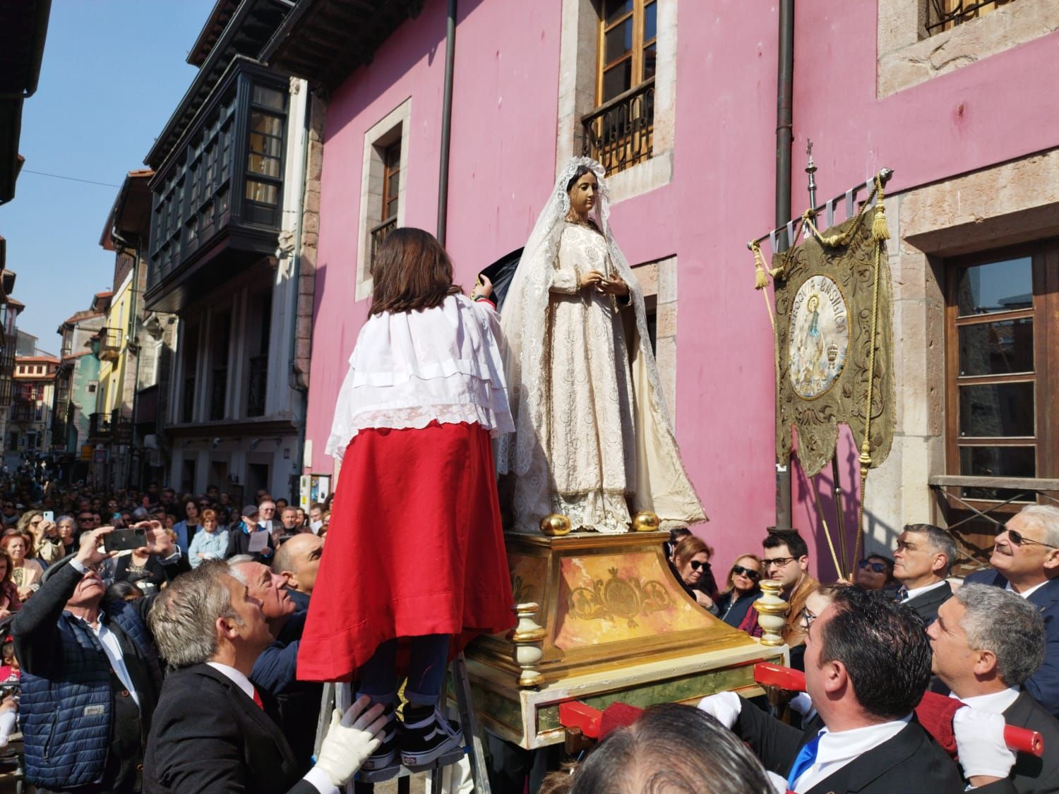 Emocionante procesión del Santo Encuentro en Llanes