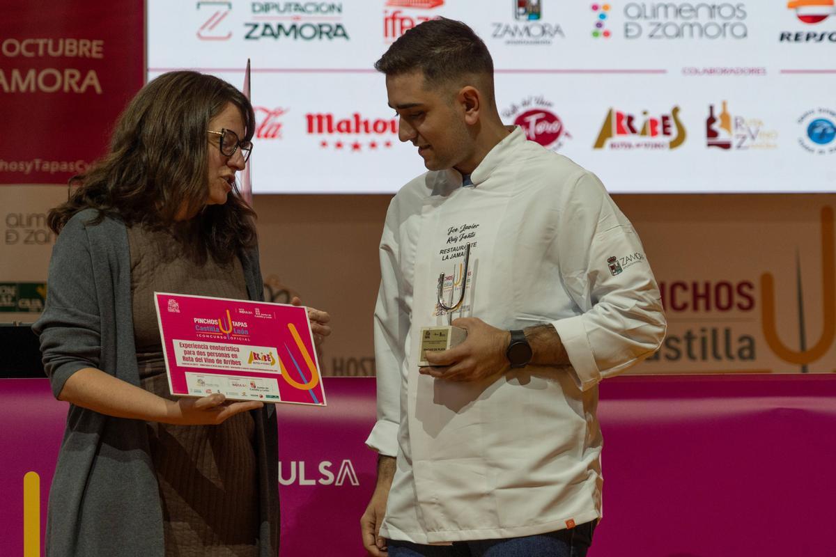 Francisco Javier Ruíz Fonta, del restaurante La Jamada (Burgos) recoge el segundo premio.