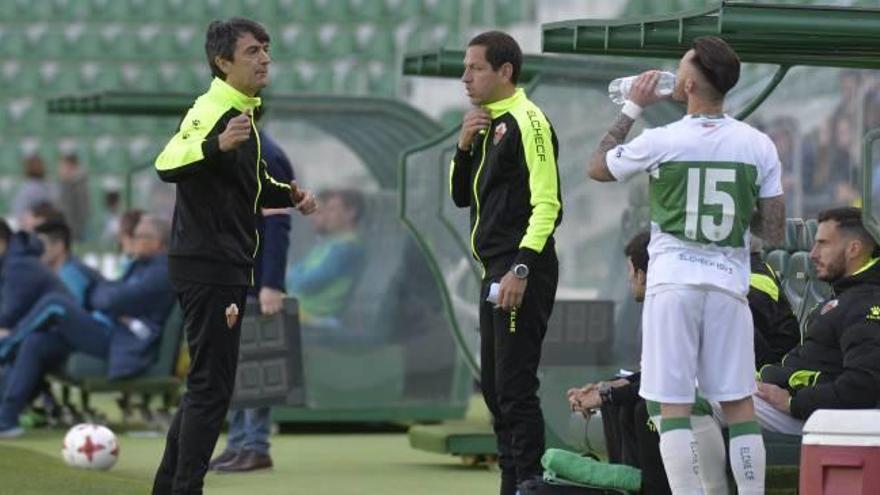 Pacheta hablando con el banquillo, junto a Acciari y a Josan, antes de que el crevillentino saltara al campo.