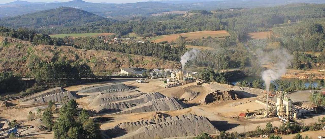 Vista de la explotación de áridos de Explotaciones Gallegas, sobre la antigua corta minera de Arinteiro.