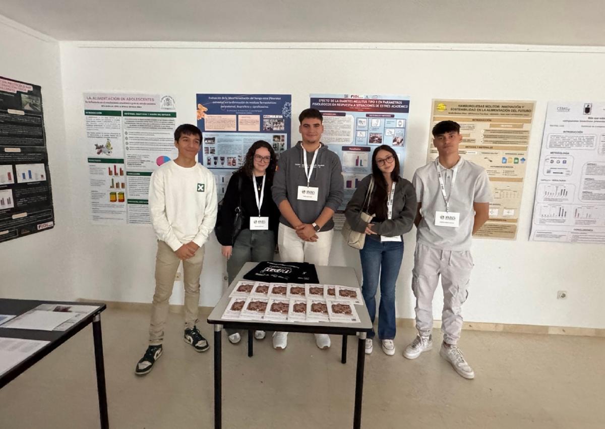 Los cinco alumnos reconocidos, con los pósteres de sus trabajos.