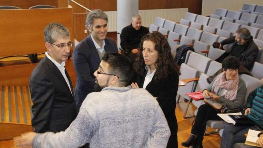 Representantes de Gesmédica con el concejal del gobierno Tomás Hemelo (ASpUN), en el salón de sesiones del Concello. // Santos Álvarez