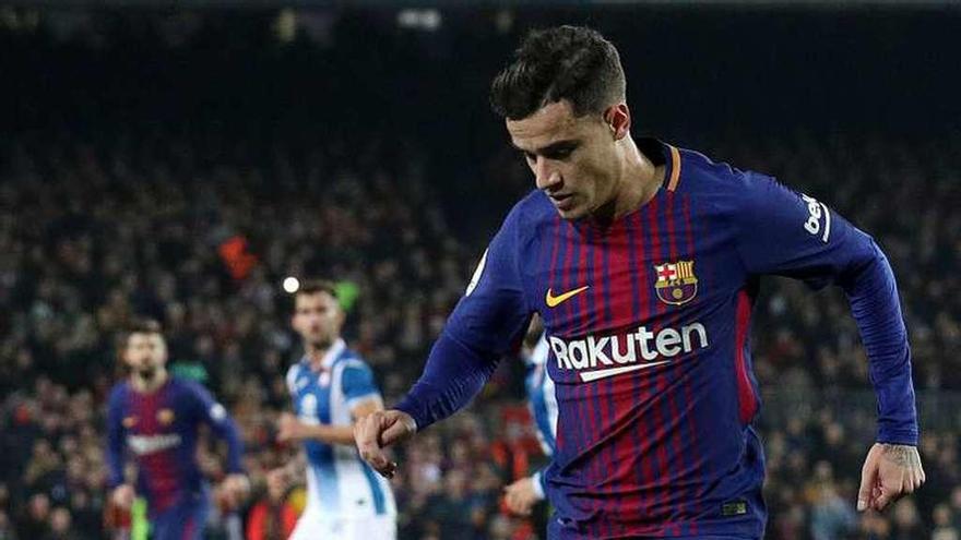 Philippe Coutinho controla el balón ante Aarón Martín.