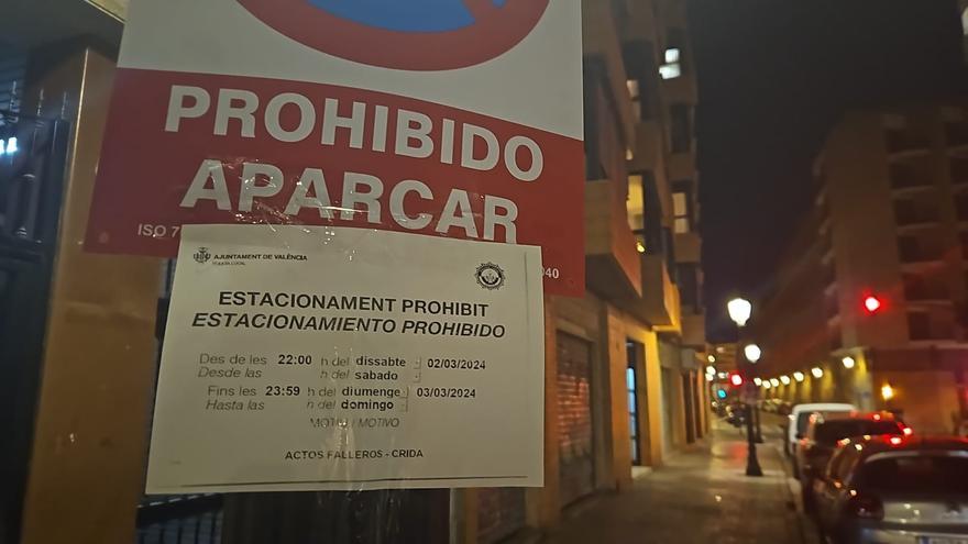 La Policía Local acota espacios de aparcamiento en las inmediaciones de las Torres de Serranos para celebrar la Crida