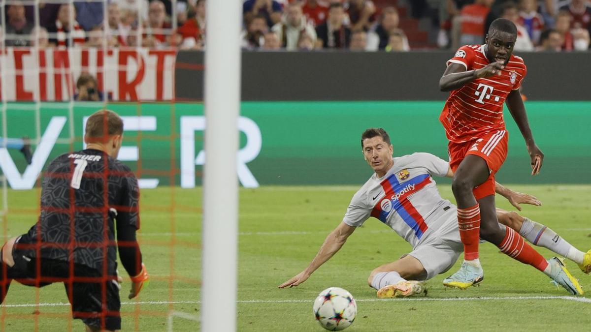 Lewandowski remata ante Neuer ante la oposición de un defensa rival. |  // RONALD WITTED