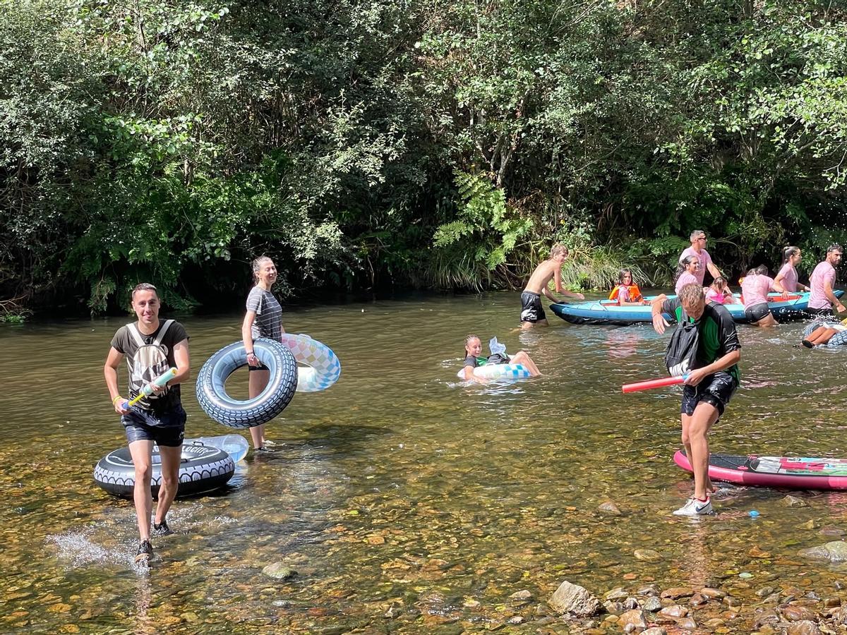 En imágenes: El Descenso Folclórico del Río Esva, en Trevías, reúne a más de doscientas personas