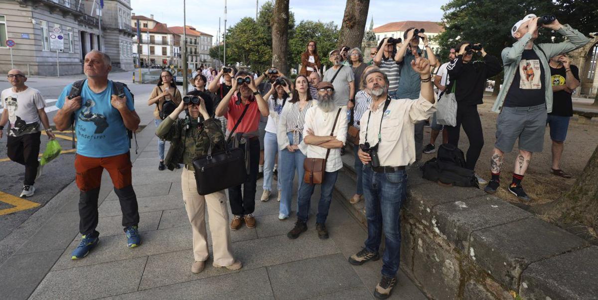 Gustavo Ferreiro indica al grupo la situación de una colonia en la calle Alameda. | GUSTAVO SANTOS