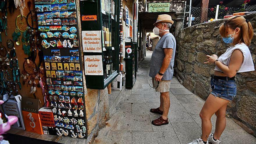 Turistas con mascarillas en Combarro.