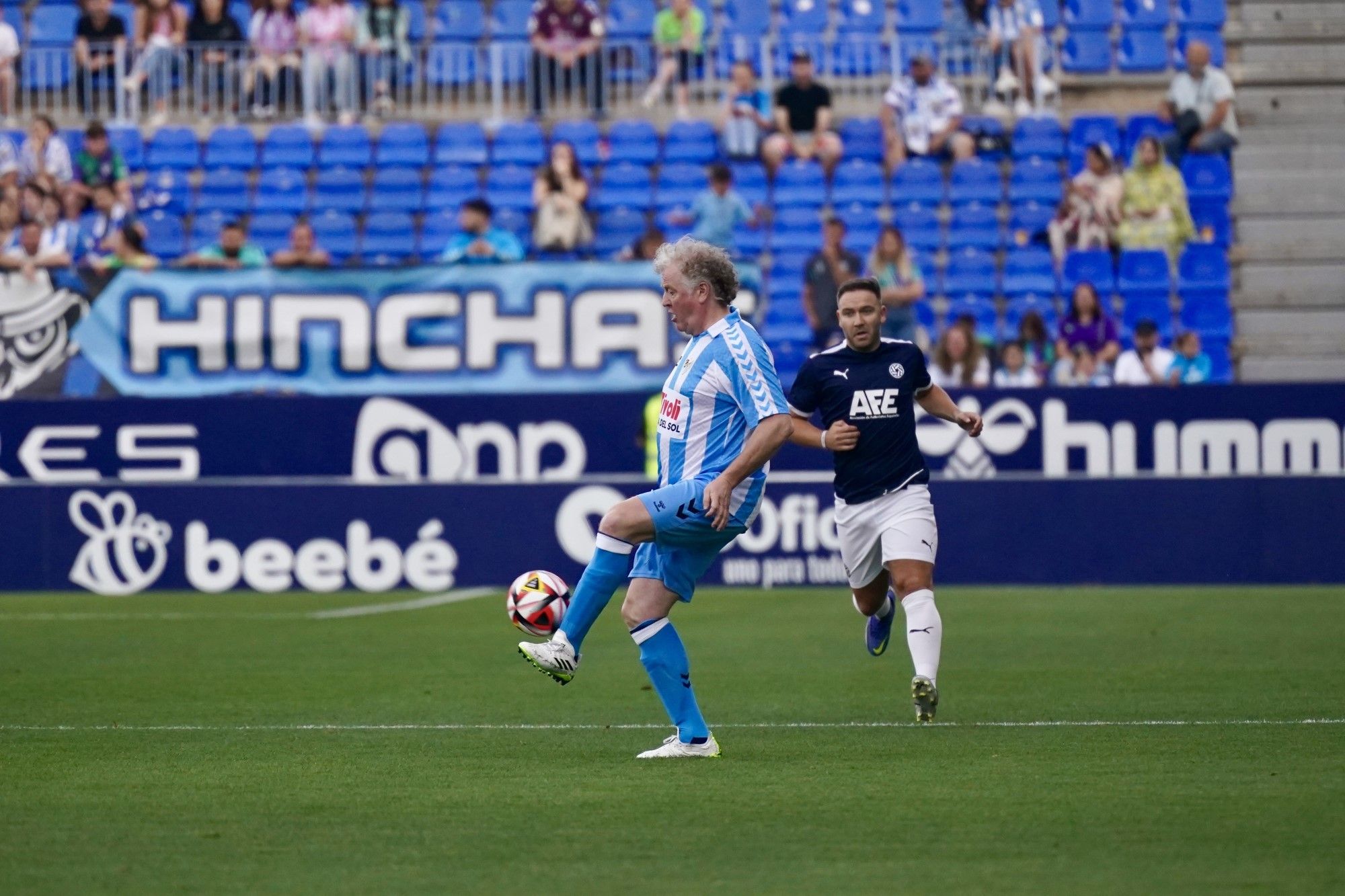 Las leyendas del Málaga CF vuelven a pisar el césped de La Rosaleda