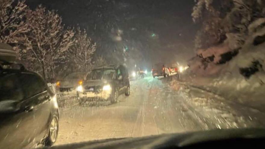 Cotxes atrapats a la carretera que dona accés al túnel del Pimorent