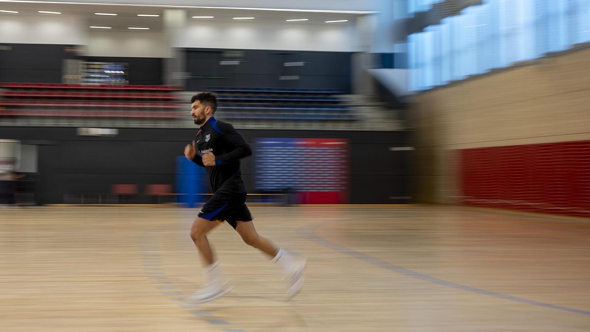 Pol Valera, jugador de handbol del FC Barcelona durante su entrenamiento de recuperación en la Ciutat Esportiva Joan Gamper