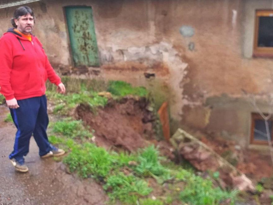 Félix Andrés Peláez, junto al desprendimiento que afecta a la parte trasera de su casa, en Valle de Colloto (Perlora).