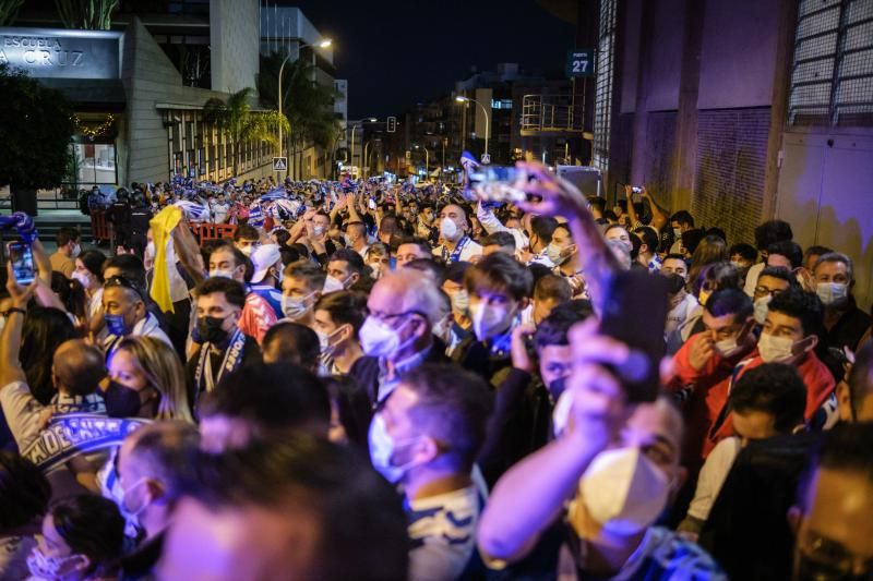 Derbi canario: La UD Las Palmas es recibida por los aficionados del CD Tenerife