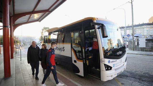 Un autobús de Monbus, antes de salir de la estación de A Estrada. | // BERNABÉ/JAVIER LALÍN