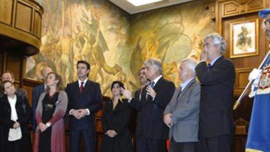 Repesentantes políticos, en el remozado salón de plenos de la Casa Palacio. A la derecha, inauguración del edificio y abajo, Pérez y Soria charlando anoche. i ANDRÉS CRUZ