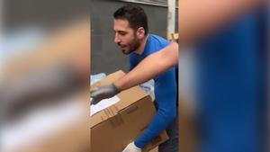 Miguel Ángel Silvestre, entre los voluntarios que ayudan a los afectados de la DANA