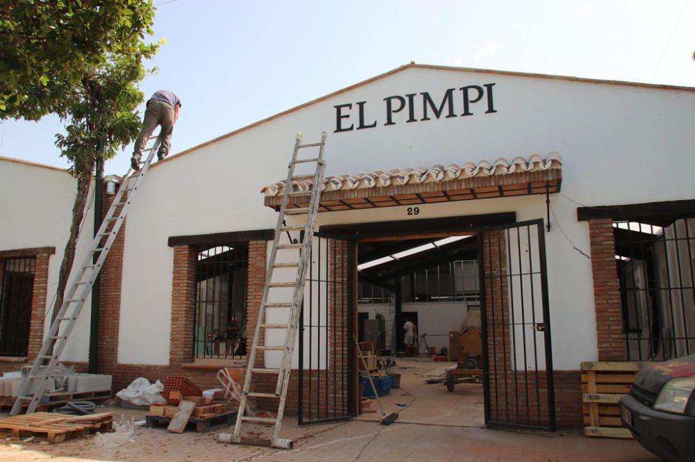 El Cortijo de Torres acelera los trabajos en casetas, calles y portada para ponerse a punto de cara al inicio de la semana de Feria.