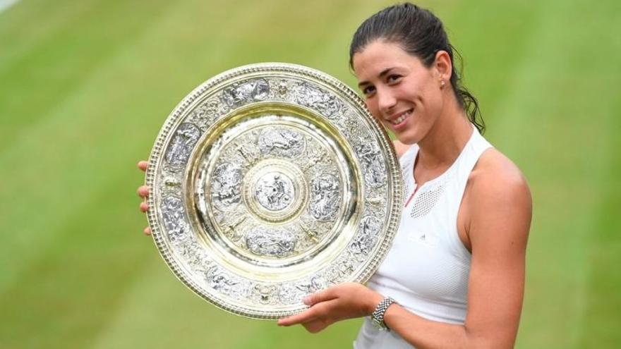 Garbiñe Muguruza, con el título de Wimbledon del curso pasado