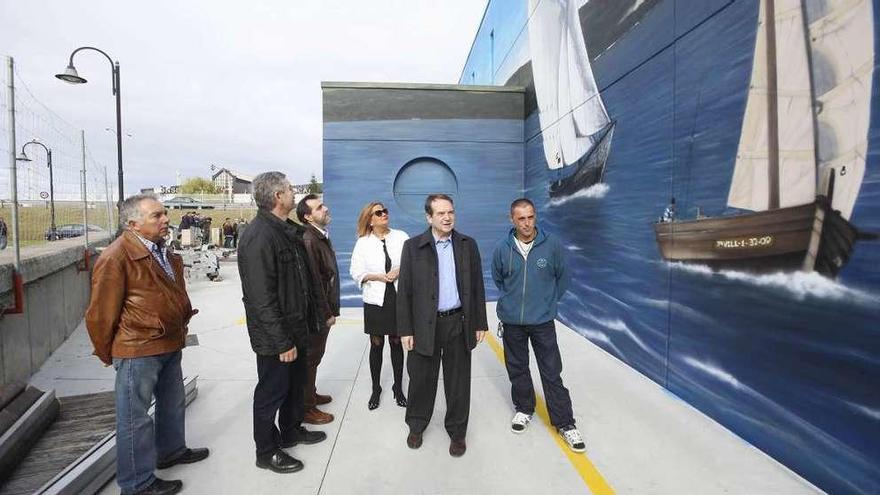 Caballero, Carmela Silva, Santos Héctor y miembros de la asociación con el autor del mural (d). // R. Grobas