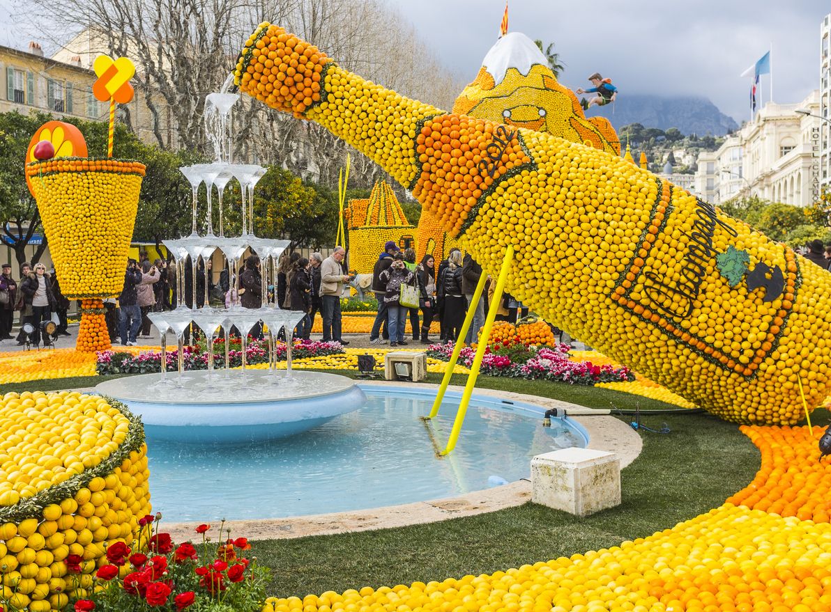 Esculturas hecho de limones y naranjas en Menton.