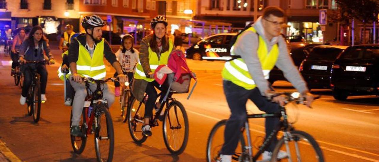 Salida de una pasada edición del Paseo Nocturno en Bicicleta de Vilagarcía.   | // IÑAKI ABELLA