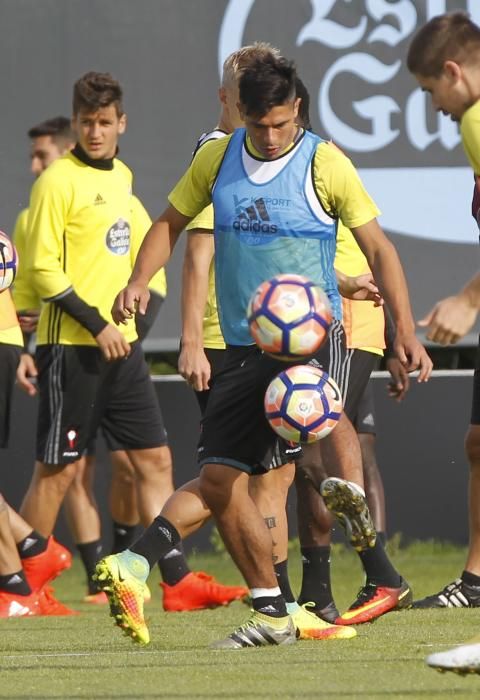 Los jugadores se ponen a las órdenes de Eduardo Berizzo para preparar a puerta cerrada el choque en Cornellá contra el conjunto perico. Orellana trabajó en el campo al margen de sus compañeros.